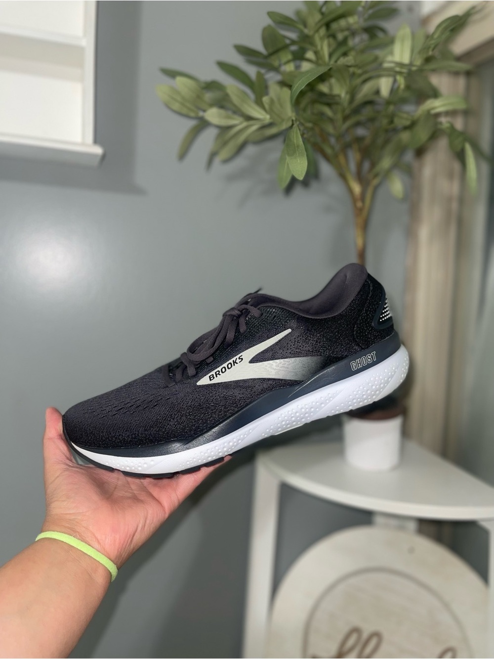 Men size 11.5 Brooks Ghost Running Shoe - Black & White